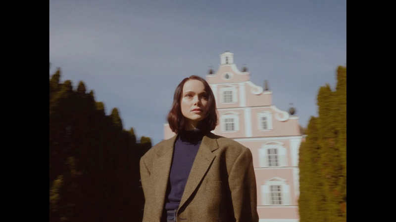 Video link: Lily Claire - Je déteste les fêtes